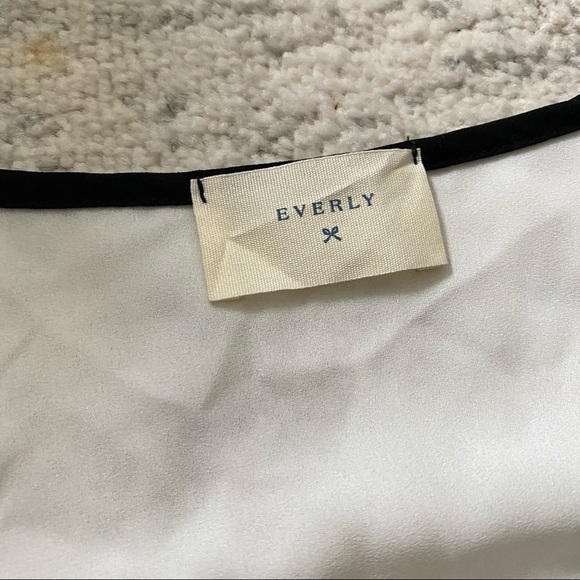 EVERLY White Trim Keyhole Short Sleeve Blouse - Picture 4 of 7